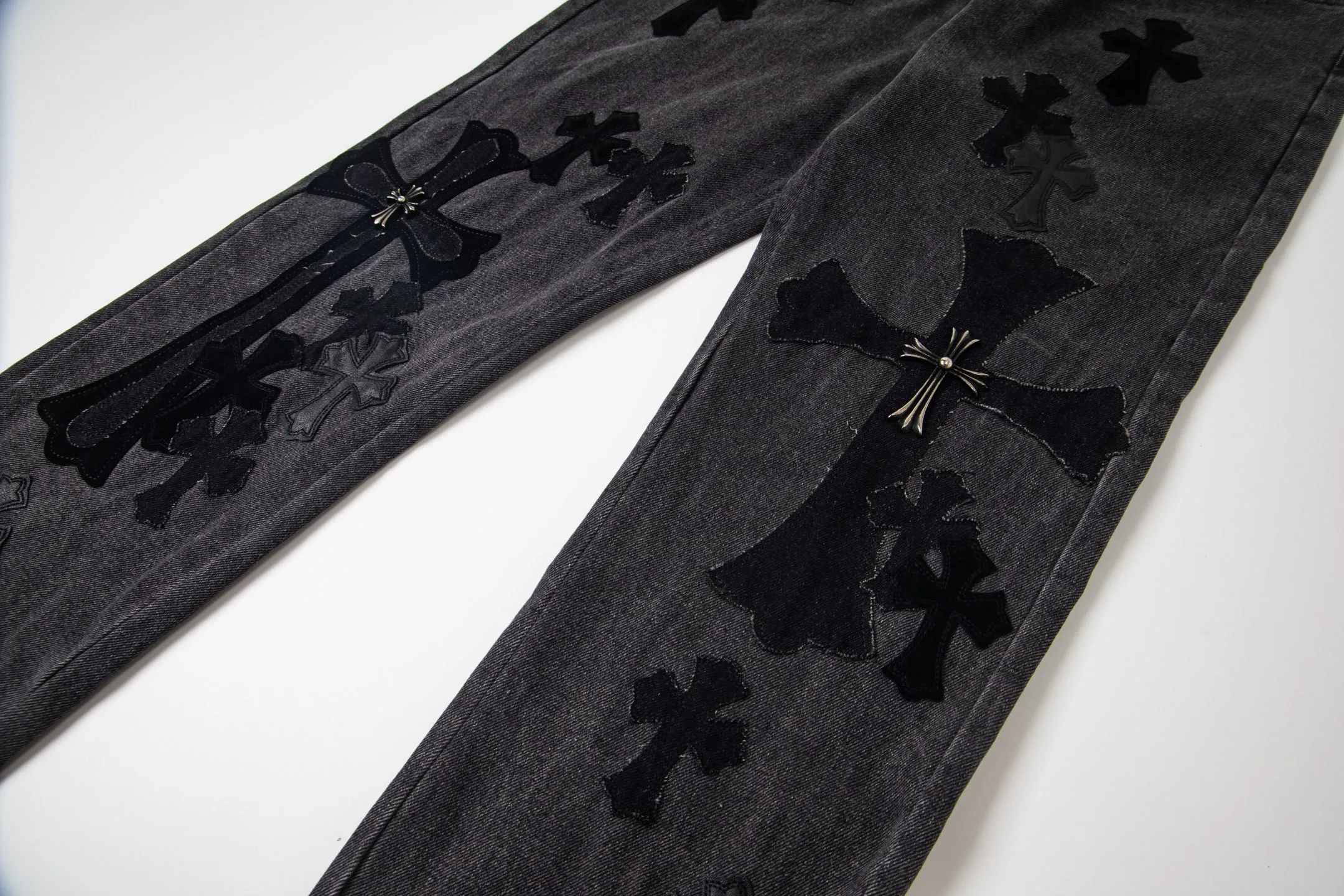 P290 Chrome Hearts Chrome Hearts Black Pinduo Black Leather Big Devil Cow King Jeans CH jeans need to be washed before being dismantled and hand-stitched with sheepskin cross leather and then spliced to complete. The whole piece has too much craftsmanship to describe. About Chrome Hearts This is an extremely luxurious fashion brand that can also be called the nobility of the high street. It has always been an exclusive brand for some hipsters or the second generation of rich people. Compared with ordinary high streets, it is more luxurious and noble. Compared with luxury brands, it has a more fashionable personality. It has always been a brand that I have a special liking for. Style number: 1769# Color: black Size: 28 30 32 34 36